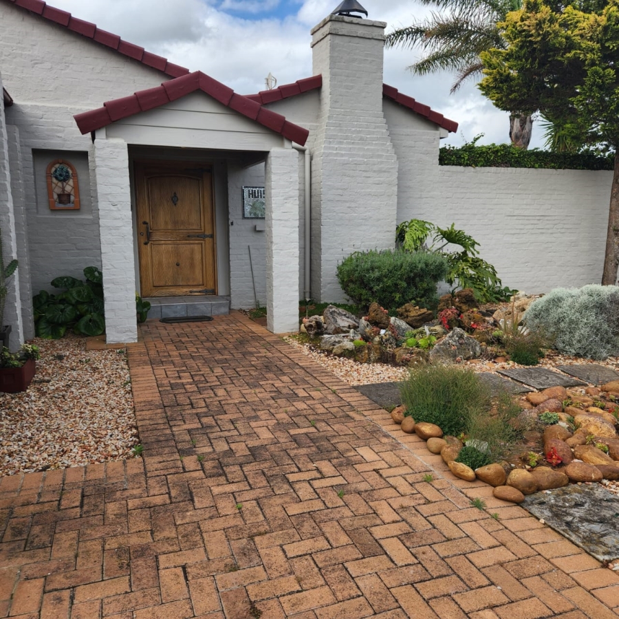 3 Bedroom Property for Sale in Stilbaai Wes Western Cape